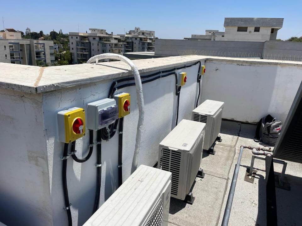 לוח להזנת מזגנים בגג