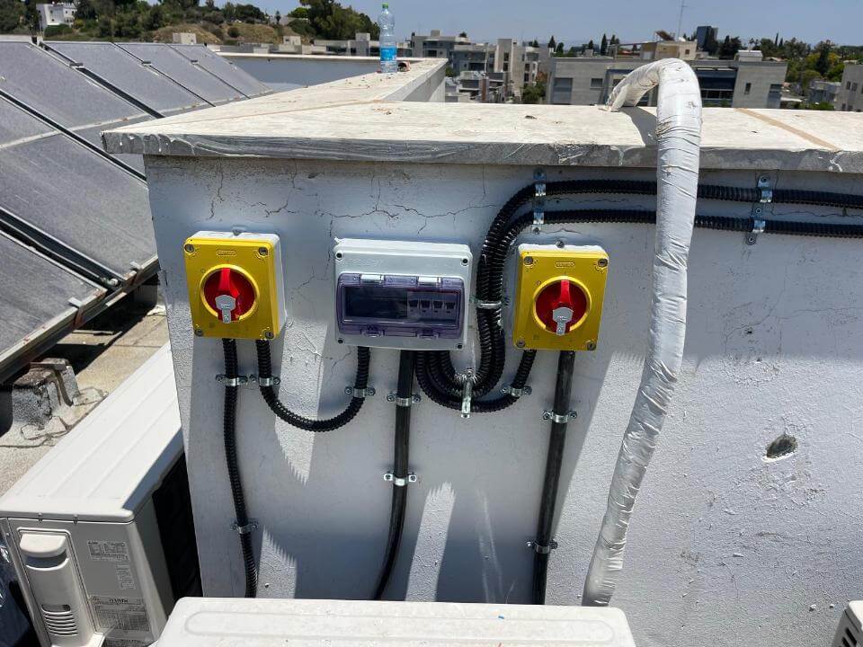 לוח משנה להזנת 3 מזגנים בגג